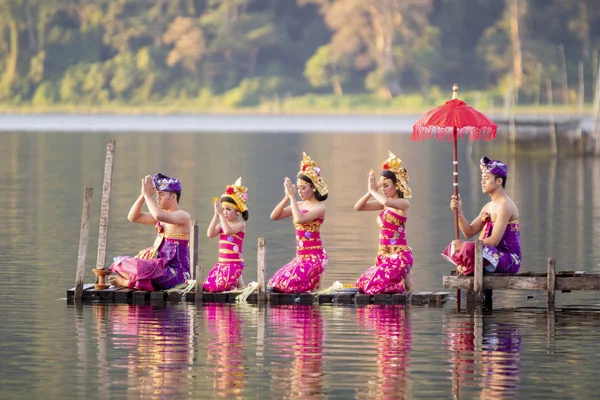 Lago Beratan a Bali Indonesia, 31 luglio 2019: abitante del villaggio balinese — Foto Stock