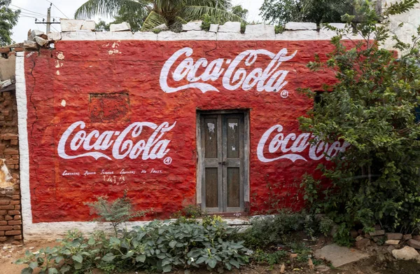 Hampi, Hindistan. 26 Ağu 2019 : coca-cola duvar kağıdı reklam el yapımı ağrı