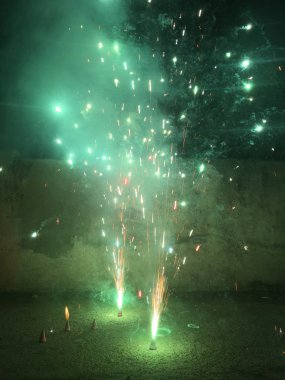 Kraker Diwali kutlamalar sırasında Hindistan ateş