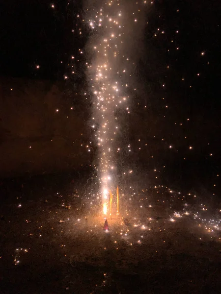 火災のクラッカーをインドのディワリ祭お祝い — ストック写真