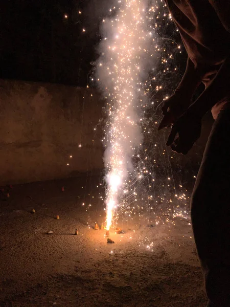 火災のクラッカーをインドのディワリ祭お祝い — ストック写真