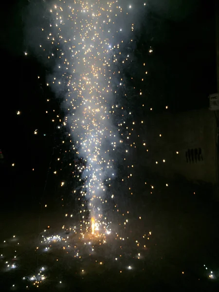火災のクラッカーをインドのディワリ祭お祝い — ストック写真