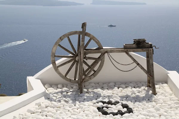 tradicional moinho de vento dentro oia em santorini ilha, Grécia