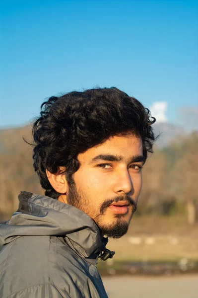 Retrato Joven Guapo Con Una Chaqueta Deportiva Tomada Noche Invierno — Foto de Stock