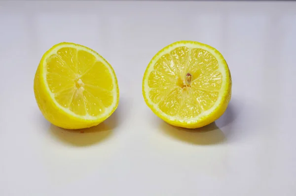 Лимонный Разрез Пополам — стоковое фото