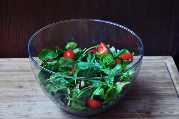 Hojas Espinaca Fresca Ensalada Espinacas Espinacas Tomates Tabla Corte Madera — Foto de Stock