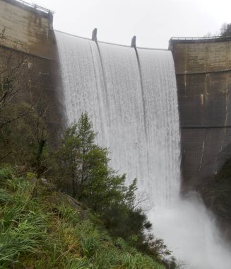 Hidro Barajı dışarı acele su