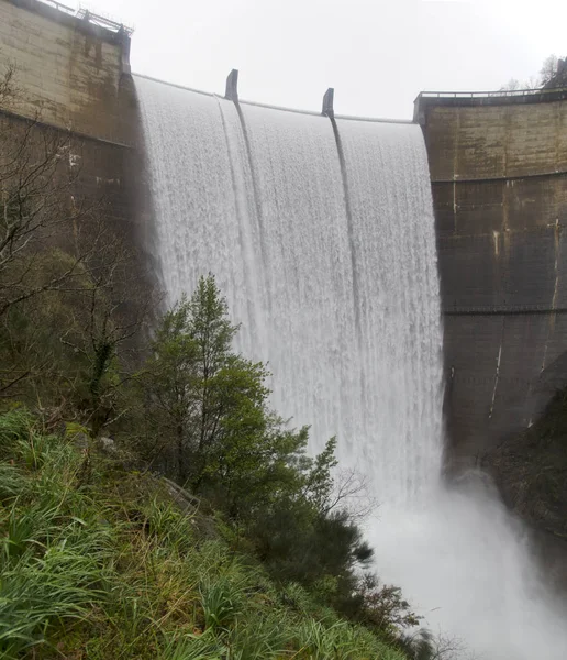 Hidro Barajı dışarı acele su