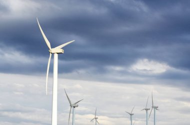 Güç türbin rüzgar değirmenleri ile tepeler haddeleme üzerinde bir gökyüzü