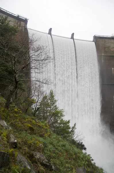 Hidro Barajı dışarı acele su