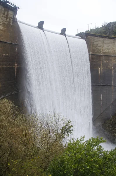 Acqua Che Fuoriesce Dalla Diga Idroelettrica — Foto Stock