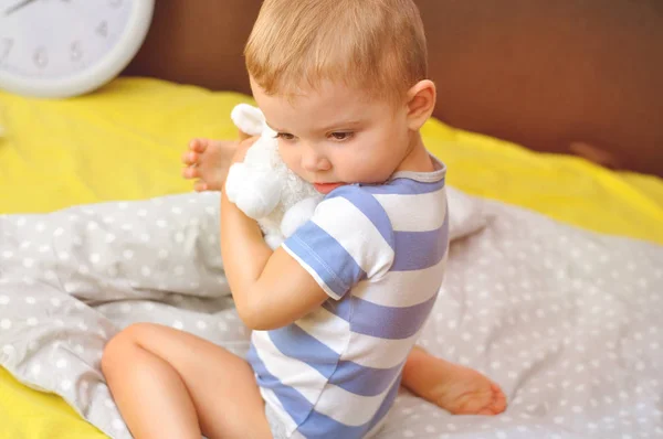 Lindo Niño Abrazando Juguete Favorito Sentado Cama Antes Cama — Foto de Stock