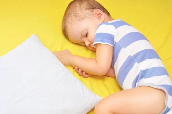 Niedlichen Zweijährigen Jungen Schlafen Seinem Bett Mit Einem Grauen Kissen — Stockfoto