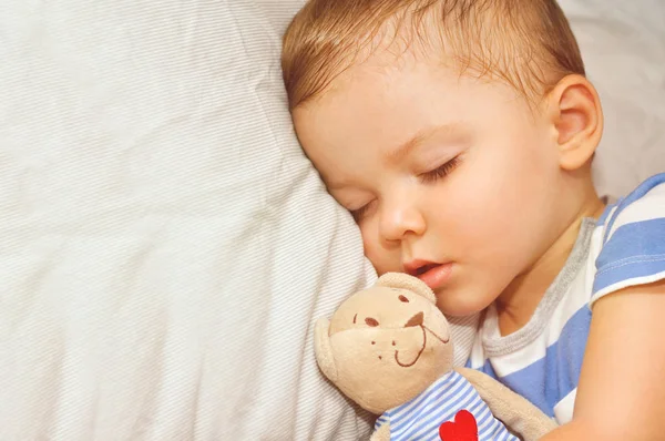 Roztomilý Dvouletý Chlapeček Spí Své Posteli Oblíbenou Hračkou — Stock fotografie