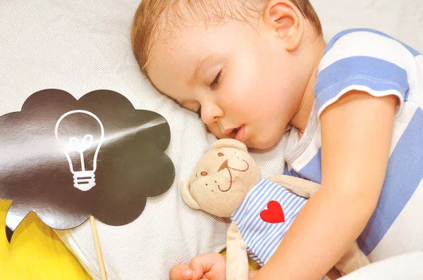 Lindo Niño Dos Años Durmiendo Cama Con Juguete Favorito — Foto de Stock