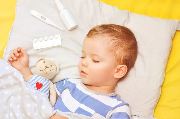 Мальчик Спит Подушке Рядом Термометр Лекарствами — стоковое фото