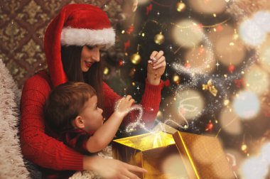 Genç güzel anne ile küçük oğlu bir hediye ile sihirli bir parlayan kutusuna arıyoruz.