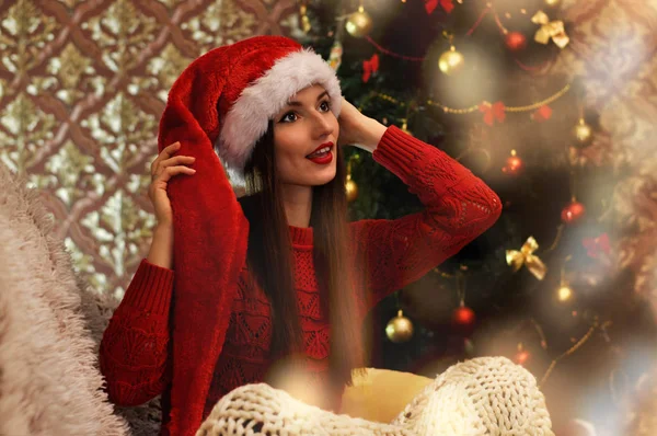 Piękna Kobieta Zaskoczony Santa Hat Czerwony Sweter Siedzi Pod Dzianiny — Zdjęcie stockowe