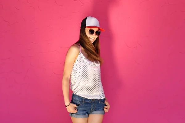 Hip Hop Tarzı Giyinmiş Güneş Gözlüklü Seksi Genç Kadın Pembe — Stok fotoğraf