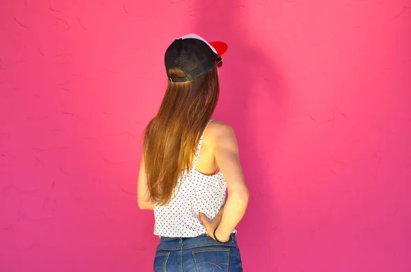 Sexy Junge Frau Hip Hop Klamotten Posiert Vor Rosa Wandhintergrund — Stockfoto
