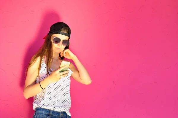 Sexy Junge Frau Hip Hop Kleidung Und Sonnenbrille Posiert Mit — Stockfoto