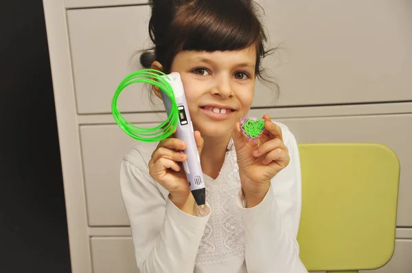 Una Linda Niña Muestra Que Dibujó Con Primera Pluma — Foto de Stock