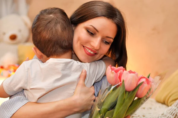 Menino Filho Sua Mãe Buquê Delicadas Tulipas Rosa Abraça — Fotografia de Stock