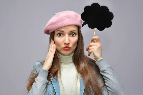 Une Jeune Belle Femme Dans Béret Rose Tient Une Plaque — Photo