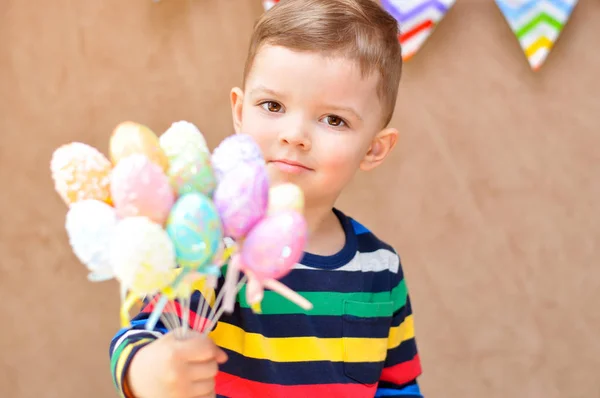 Little Cute Chłopiec Jasne Paski Raglan Uśmiecha Się Posiada Kilka — Zdjęcie stockowe