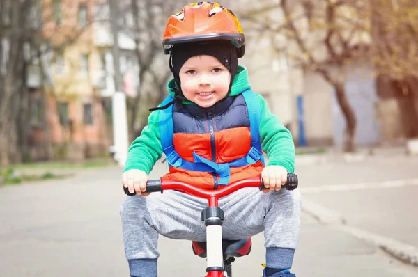 Pequeño Chico Fresco Casco Chaleco Rojo Montando Una Bicicleta Con — Foto de Stock