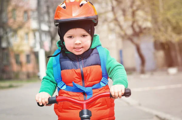 Pequeño Chico Fresco Casco Chaleco Rojo Montando Una Bicicleta Con — Foto de Stock