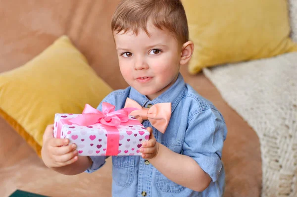 Söt Liten Pojke Gentleman Blå Denim Skjorta Och Persika Fluga — Stockfoto