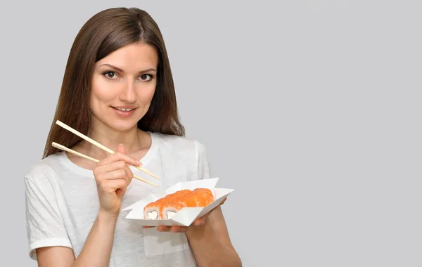 Een Mooie Jonge Vrouw Een Wit Shirt Glimlacht Houdt Een — Stockfoto