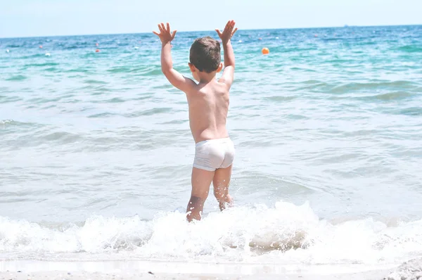 Menino Bonito Praia Calções Banho Brancos Pulando Sobre Ondas — Fotografia de Stock