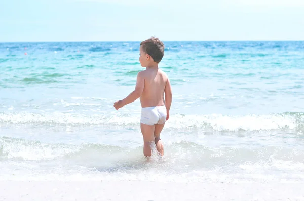 Carino Bambino Sulla Spiaggia Costume Bagno Bianco Trova Nel Mare — Foto Stock