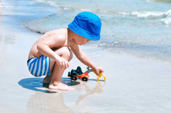 Bambino Carino Costume Bagno Strisce Blu Siede Sulla Spiaggia Gioca — Foto Stock