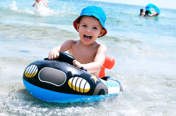 Bambino Carino Con Cappello Sole Blu Galleggia Sul Mare Una — Foto Stock