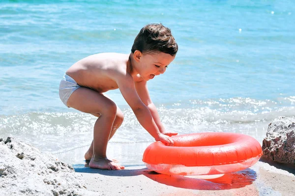 Bambino Carino Sulla Spiaggia Costume Bagno Bianco Nuotare Con Anello — Foto Stock