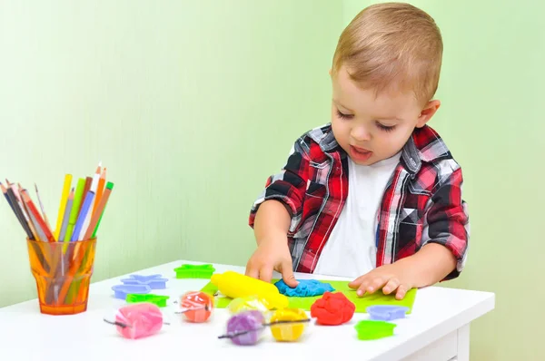 Lycklig Pojke Leker Med Plasticine Två Årig Pojke Röd Rutig — Stockfoto