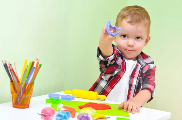 Glücklicher Junge Der Mit Knetmasse Spielt Ein Zweijähriger Junge Rot — Stockfoto