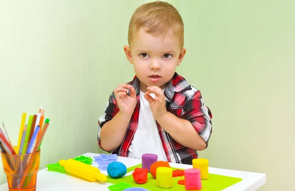 Glücklicher Junge Der Mit Knetmasse Spielt Ein Zweijähriger Junge Rot — Stockfoto