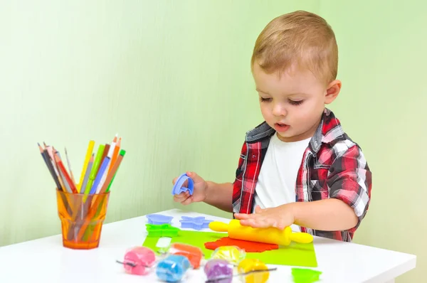 Lycklig Pojke Leker Med Plasticine Två Årig Pojke Röd Rutig — Stockfoto