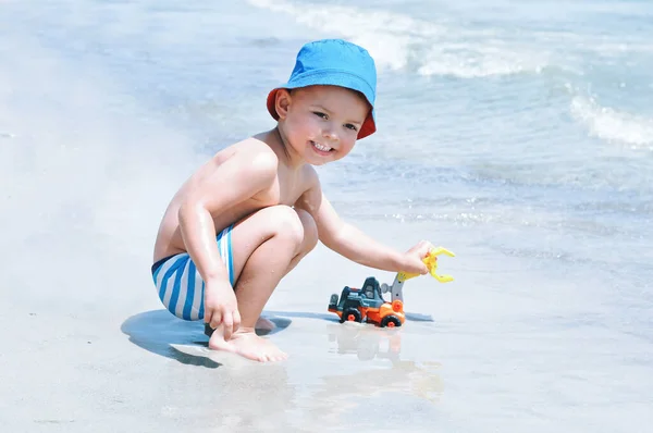 Bambino Carino Costume Bagno Strisce Blu Siede Sulla Spiaggia Gioca — Foto Stock