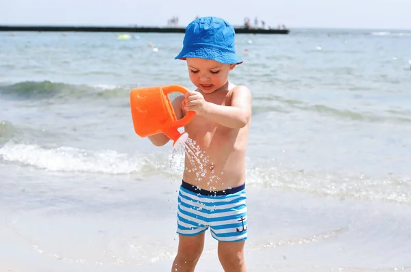 Mignon Petit Garçon Sur Plage Maillot Bain Rayé Bleu Court — Photo