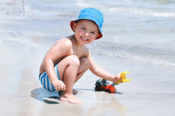 Bambino Carino Costume Bagno Strisce Blu Siede Sulla Spiaggia Gioca — Foto Stock
