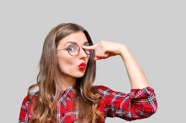 Portrait Une Jeune Femme Drôle Redresse Ses Lunettes — Photo