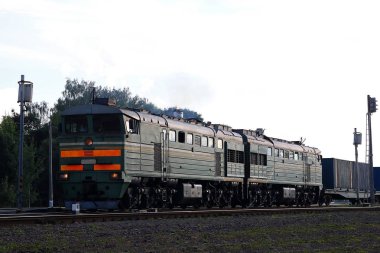 Yük vagonları ile lokomotif