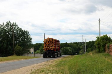 kereste ahşap oturum kamyon nakliye