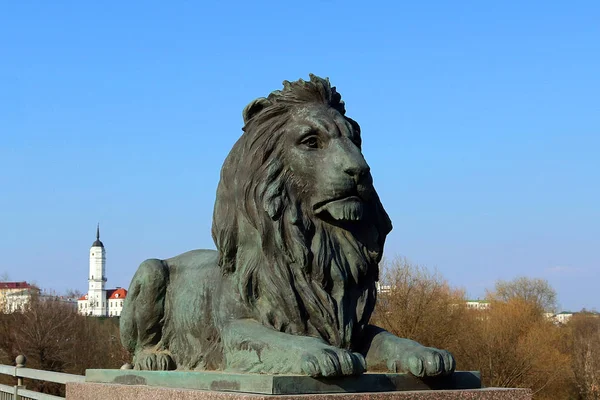 Şehirde aslan heykeli
