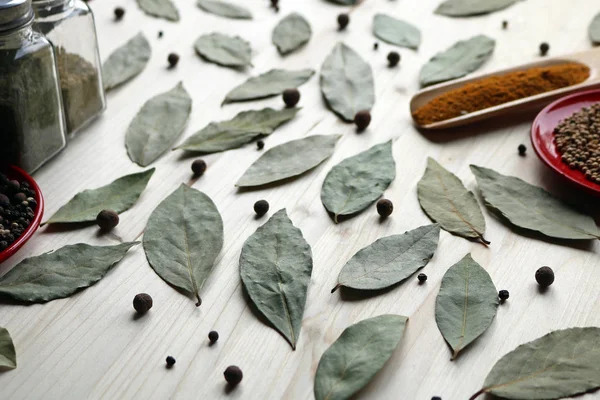 Mutfakta baharatlar var.